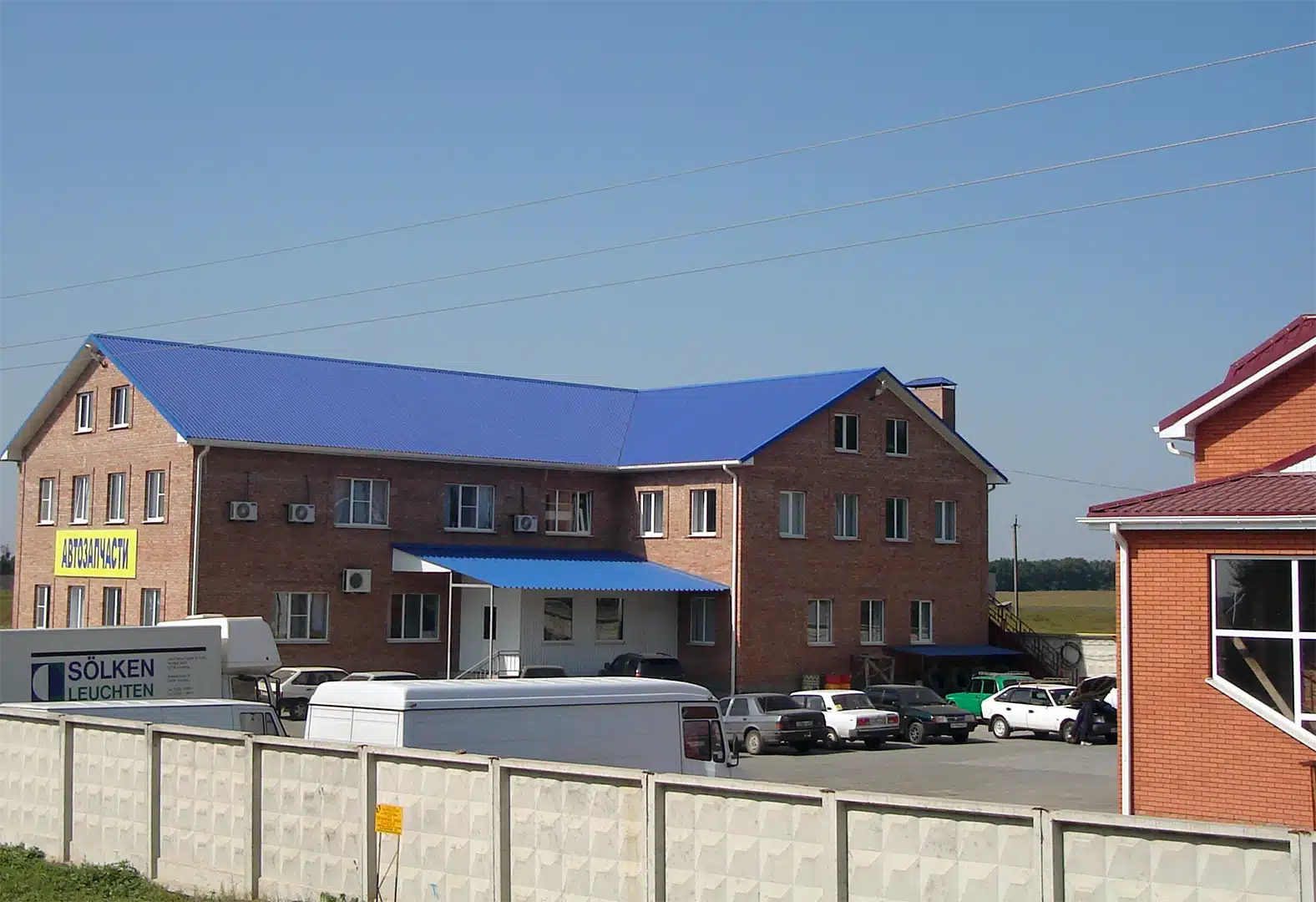 КОМПЬЮТЕРиЯ - Контакты 1 Контакты компании КОМПЬЮТЕРиЯ указывают на это здание с синей крышей